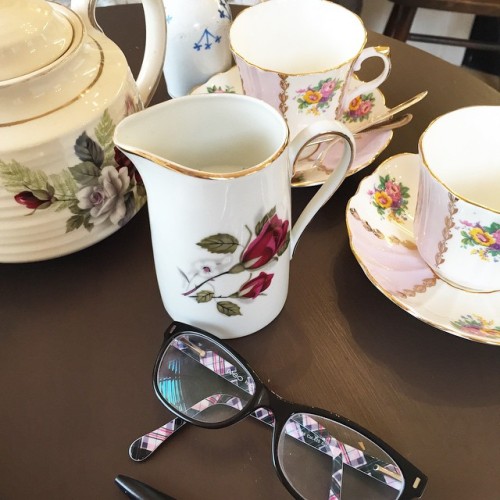 Taking a quick tea break to discuss some options ☕️ #tea #teashop #newbury #westberkshire #teabreak 