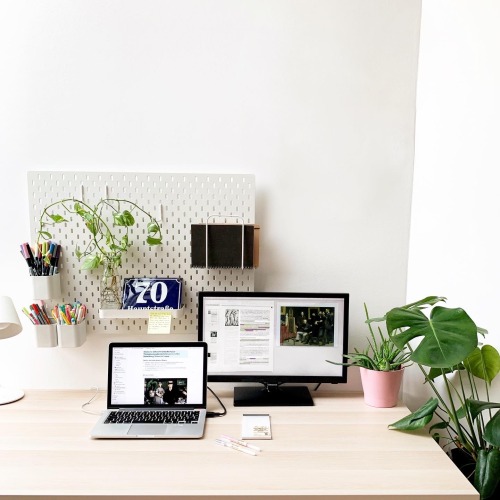 stellastudiesart:finally decluttered my desk what have you been up to these days?