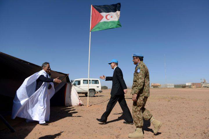 Avdøde Ahmed Boukhari (til venstre) ønsker velkommen FNs tidligere generalsekretær Ban Ki-Moon i Bir Lehlou i de ikke-okkuperte delene av Vest-Sahara, 2016.