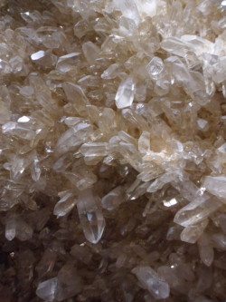 mermaids-and-moons:  Quartz cluster at the
