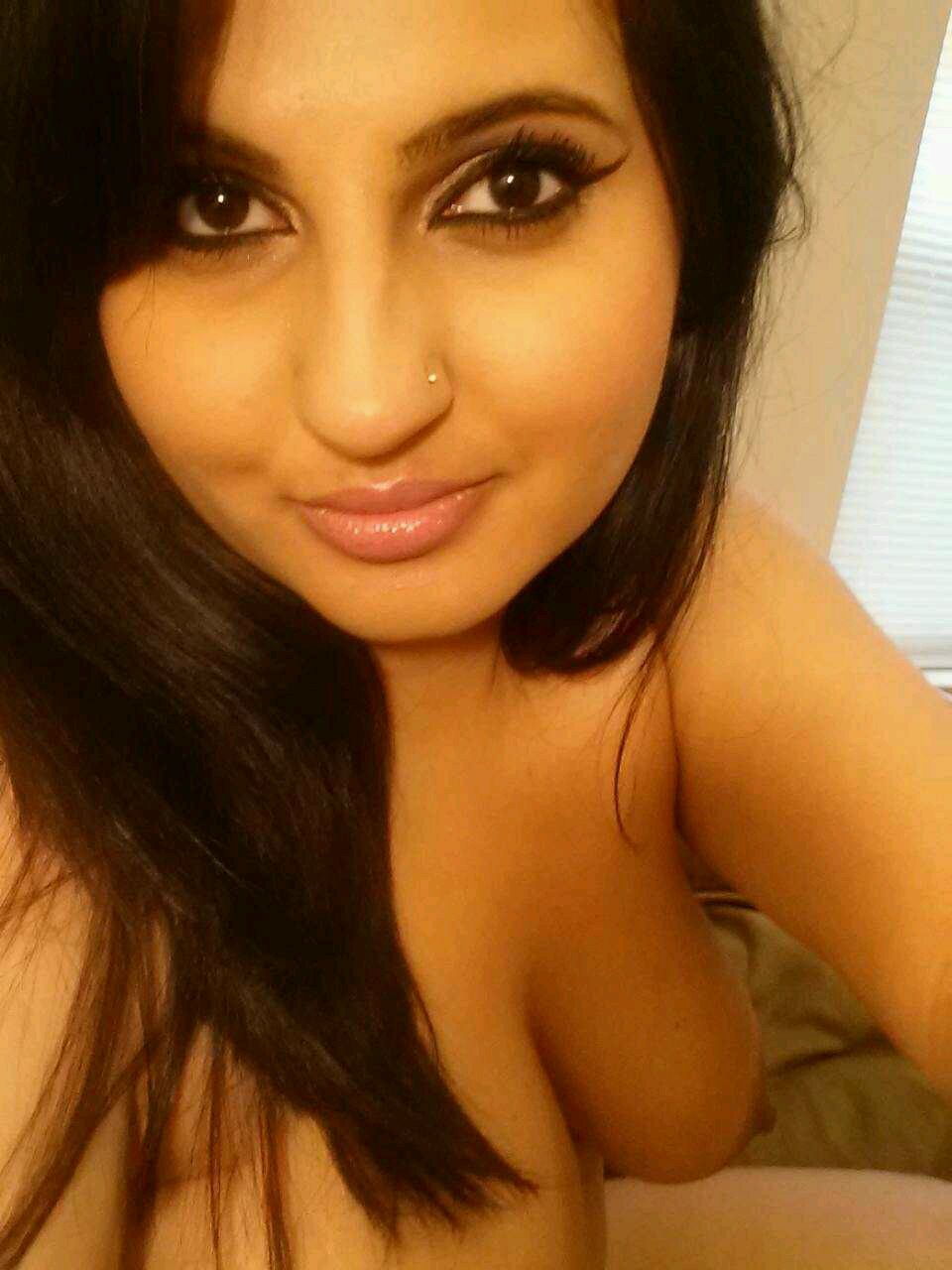 nudedesiart:  Beutiful indian girl showing her boobs.