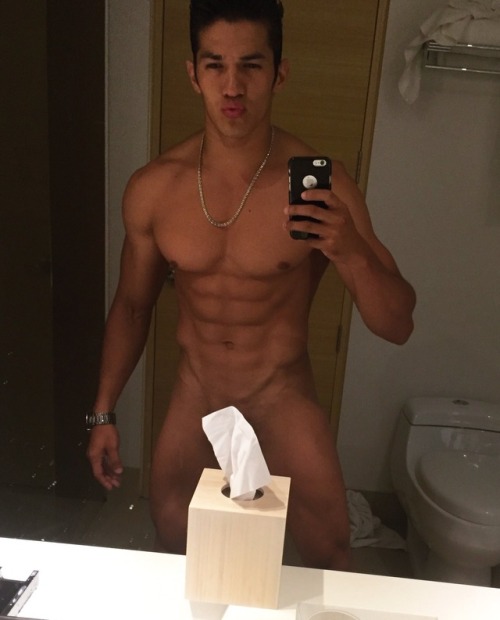 chicosguaposlindos:  Chino Cruz Stripper Desnudo