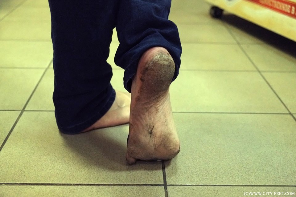 femaledirtyfeet:  Dirty soles from walking barefoot I love it 
