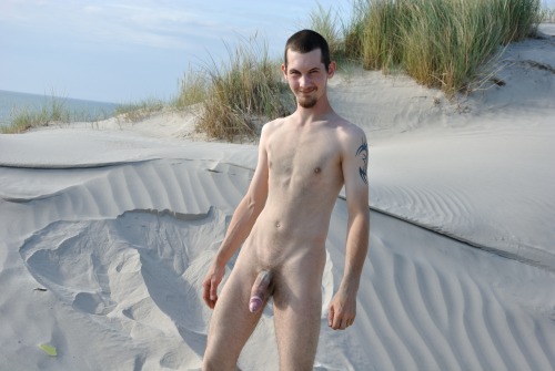 nudeboyz:  Hey ;) this is me. how you can see, I’m a normal German guy, who loves it to show h