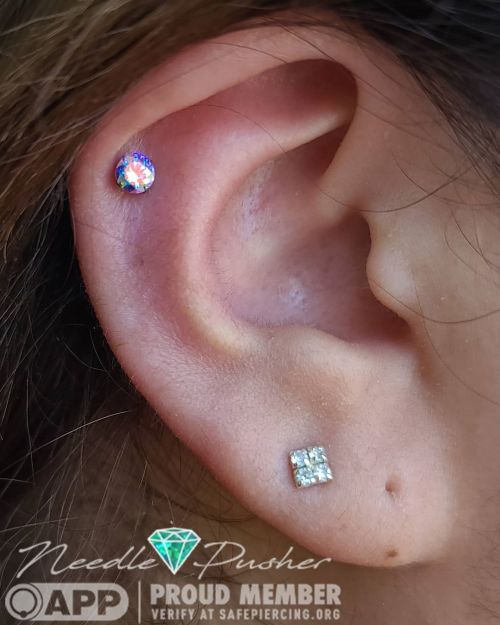 The color is popping with this one! 4mm prong aurora borealis from @neometaljewelry for this helix p