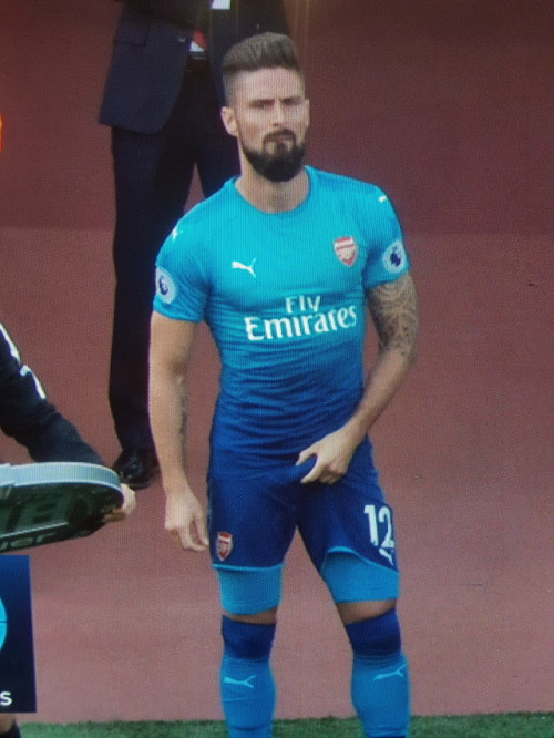 Olivier Giroud grabbing his big bulge