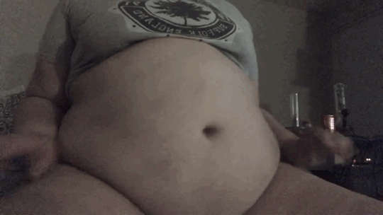 gothfeedee: I absolutely love how jiggly my tubby belly is, even after a night of binge eating 🐷 