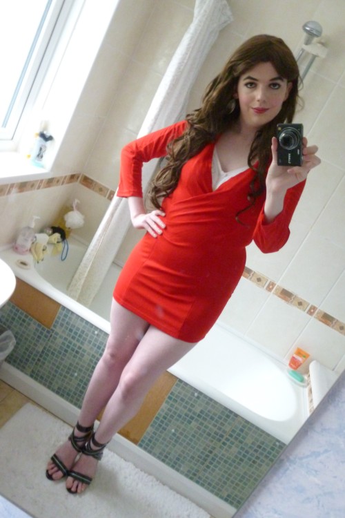 lucy-cd:  PicturesGorgeous new red business dress, I love it so much <3  J'adore ça page❤❤❤elle est trop trop belle❤❤❤