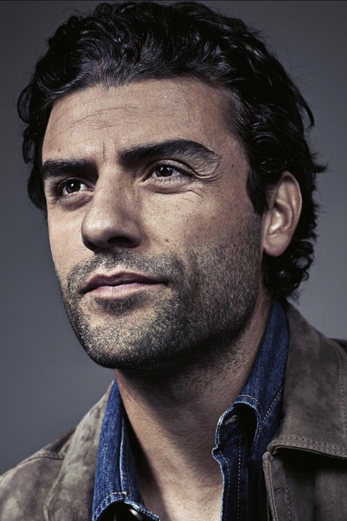 uomo-accattivante:Il materiale di origine: Oscar Isaac photographed by Alex John Beck for DUJOUR.com