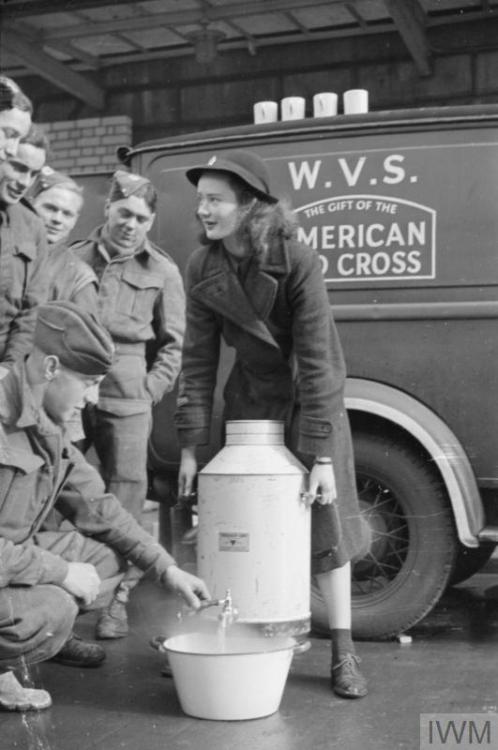 Members of the Women’s Voluntary Service run a mobile canteen inLondon (England, 1941):A group