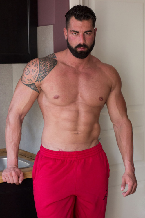 fullfrontalmale:  MODEL: ‘Gennaro’PHOTOGRAPHER: Unknownwww.fullfrontalmale.tumblr.com