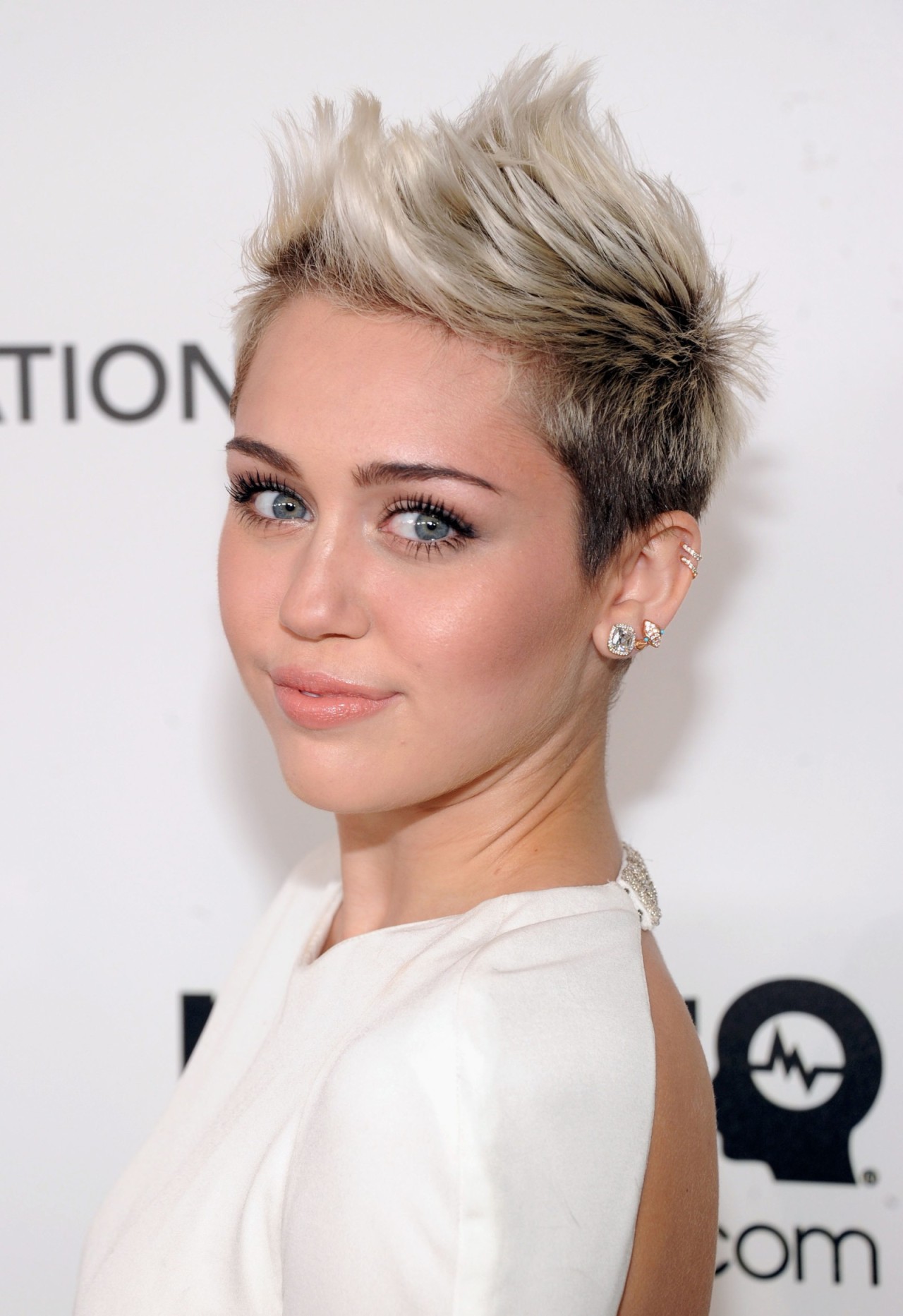 Miley Cyrus - Elton John&rsquo;s Academy Awards Party. ♥  So beautiful. I want