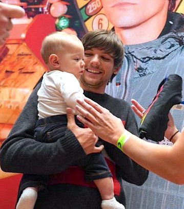 louisource:louisource:Louis holding baby Louis - 24.1024.10