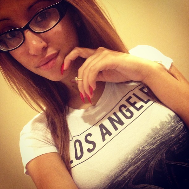 mylifemymoney:  Another lady who is sexy without showing her ass or breast. 