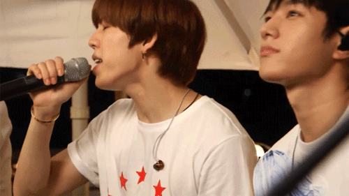 jdw-juseyo:  @darckxlady asked: 🍉 favourite live performance + dongwoo↳ moonlight / 마주보며 서 있어 acousticsend a fruit request 