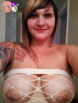 I think @avadollxxx has a hole in her top!