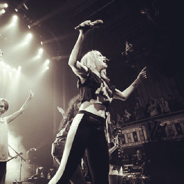 un3ndingtragedy:  Here I am awkwardly photobombing this picture of @yelyahwilliams