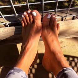 Jfc223:  @Brothalover @Thebeigesupremacist #Pies #Pied #Pieds #Piedini #Pés #Pezinhos