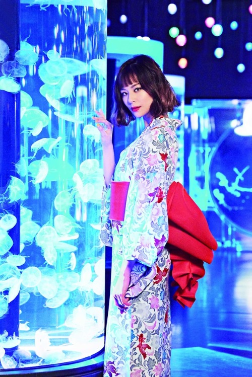 Isetan store yukata selection 2019 photoshoot (seen on)I love aquariums, their lighting looks always