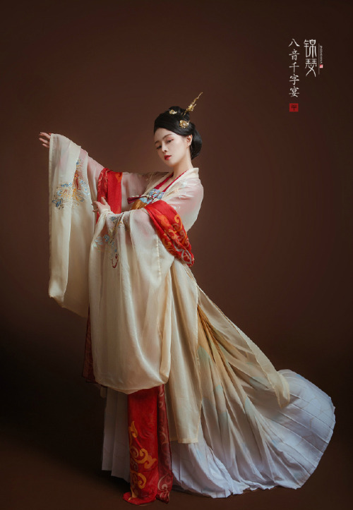 Traditional Chinese hanfu by 锦瑟衣庄