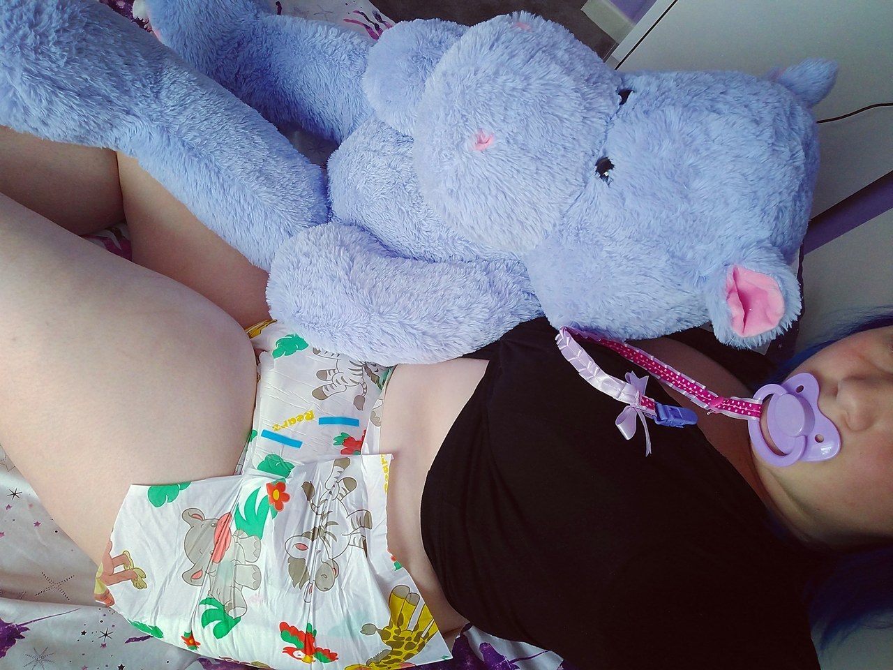 notyourpurpleprincess: Harriet is super curious about all the animals on my nappy!