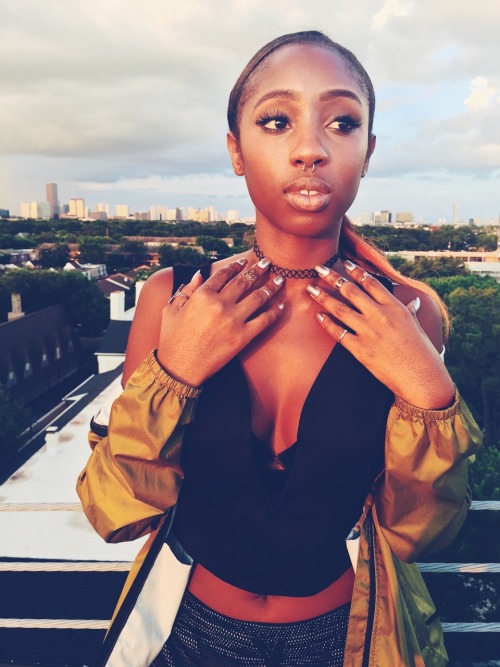 fckyeahprettyafricans:  Nigerian- Ibo girl  She Belongs To The City  theCoutureMoments.com  IG: @couturemoments_