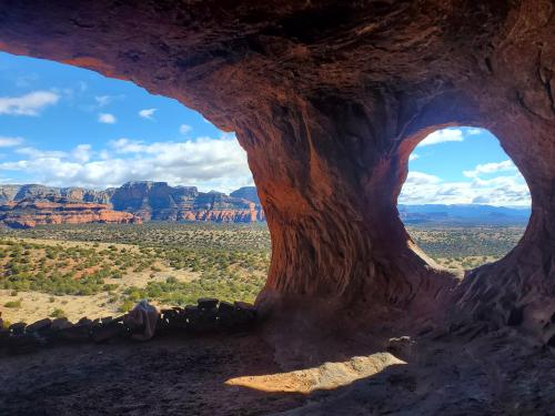 oneshotolive:  Looking out from inside Robbers Roost - Sedona, Arizona [OC] [4032x3024] 📷: Gingersnapgrinch 