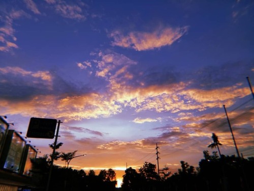 Maybe I&rsquo;ll meet him too at Kataware doki.  . . . . . . . #duskoclock #twilight #sunset #ev