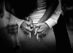 its-a-redhead-thing:  A strong grip while holding hands is an underrated element of seduction. ::purrrrrrrr::
