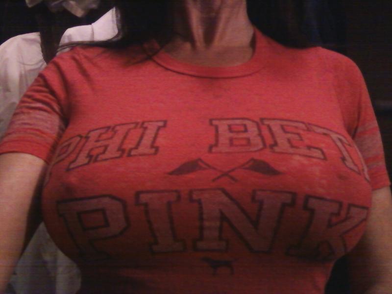 cleavagetweet:  Tight shirt submission