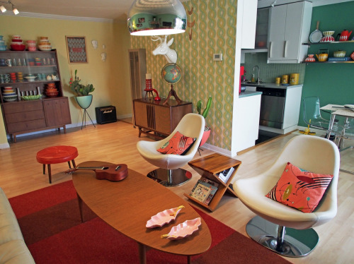midcenturymodernfreak:  Sweet Bay Area Apartment Viviana Agostinho shares this fun and colorful 950 sq. ft. apartment with her husband and two kitties in Mountain View, CA. - Via: 1 | 2 
