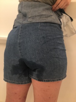 b3dw3tt3rb:had a little accident in my skort but you can only see it if you flip the skirt up… do you think anyone will notice 🤭