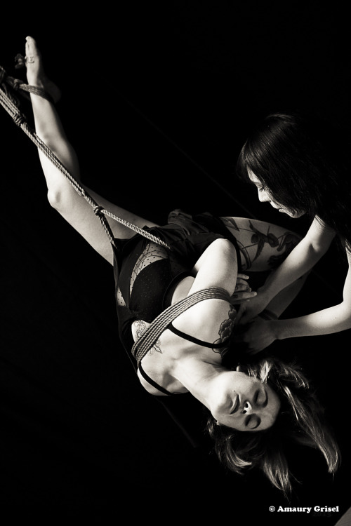 amaury-grisel-shibari:  Gorgone, Gestalta & Bruno Ducret performing @ la place des cordes Paris Photgraphy : Amaury Grisel 