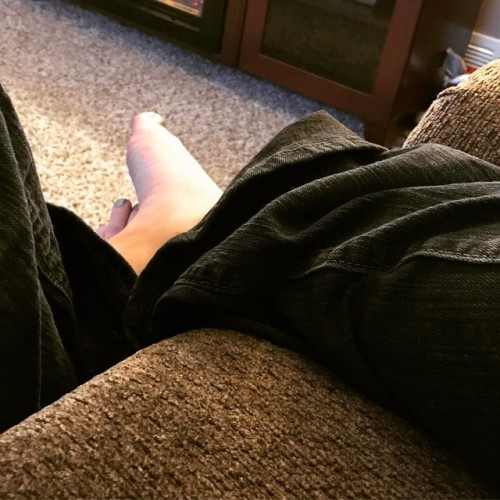 Just relaxing on a chill Sunday #wrinkledfeet #succulenttoes #size12feet #smallpenishumiliation #cu