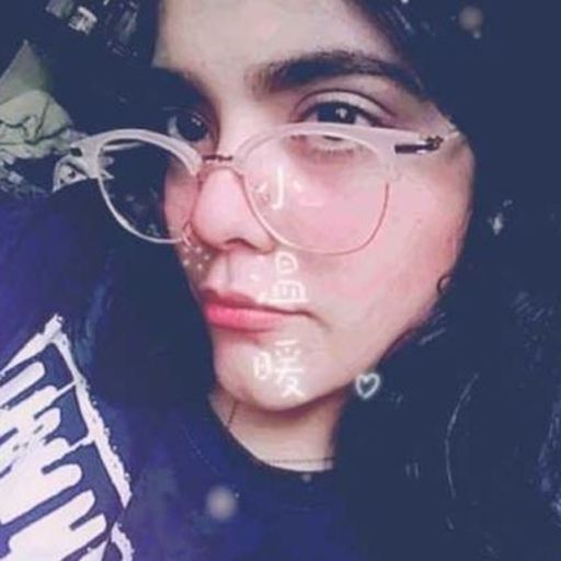 Princesa, sonríe :) No agaches tu mirada. Limpia tus lagrimas. Sal debajo de esas cobijas amarradas a ti. Ponte el vestido mas hermoso que tengas. La ropa que tanto te gusta. No mires hacia abajo. Enciende el reproductor, sube el volumen a la música.