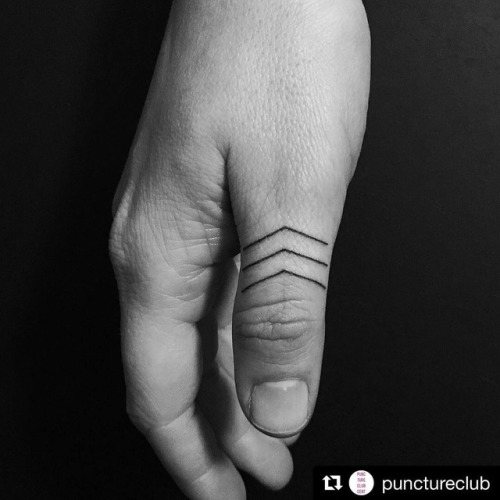 ⏫ . . . . . . #finger #line #handpoked #tattoo #stickandpoketattoo #machinefreetattoo #linework #fin