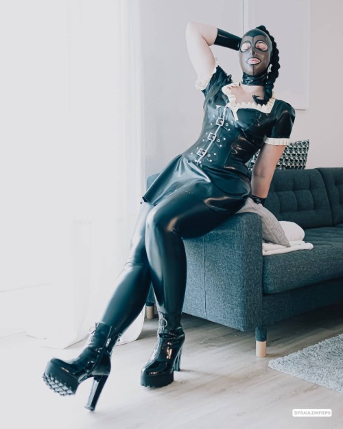 frauleinfieps:Weekend-Vibes 😄  #latex #rubber #gummi #latexgirl #shiny #gummigirl #rubberfashion #latexmaid #maiddress #highheels #latexmask #latexmodel  (hier: Baden-Württemberg, Germany)https://www.instagram.com/p/CUNqnEnsmFI/?utm_medium=tumblr