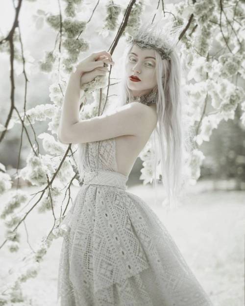 Model: @silverrr_offMua: @vanityoverdose24Dress: @gosiamotas#portrait #snowwhite #white #pale 