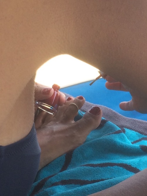 Wifey refreshes her lovely red polishes wherever ❤️