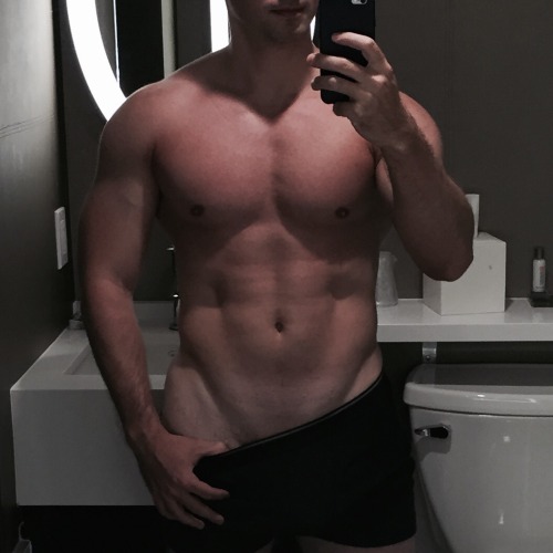 texasfratboy:  so glad this college jock loves to share photos of his hot bod! yummy! 