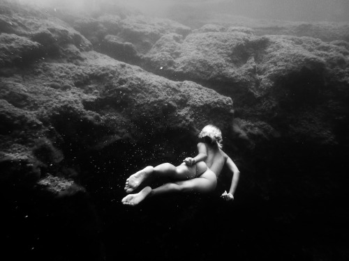 semprrra:  nevver:  Breathing underwater, Kate Bellm    