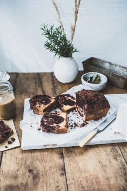 delta-breezes:  Triple Chocolate Vanilla Crumb Cake | Top with Cinnamon