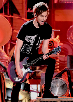 Lukehemmosource:    Luke Performing At The Teen Choice Awards 2015 // August 16 