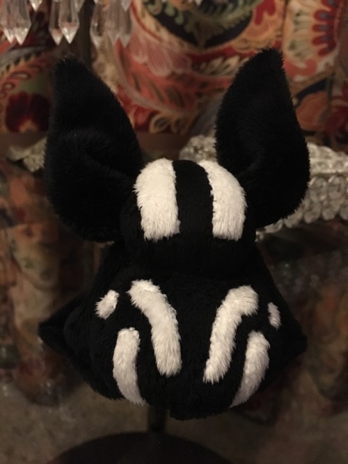 Someone commissioned me to make a “badger bat”, aka a pied bat. ☺️ I really like him, the appliqué t