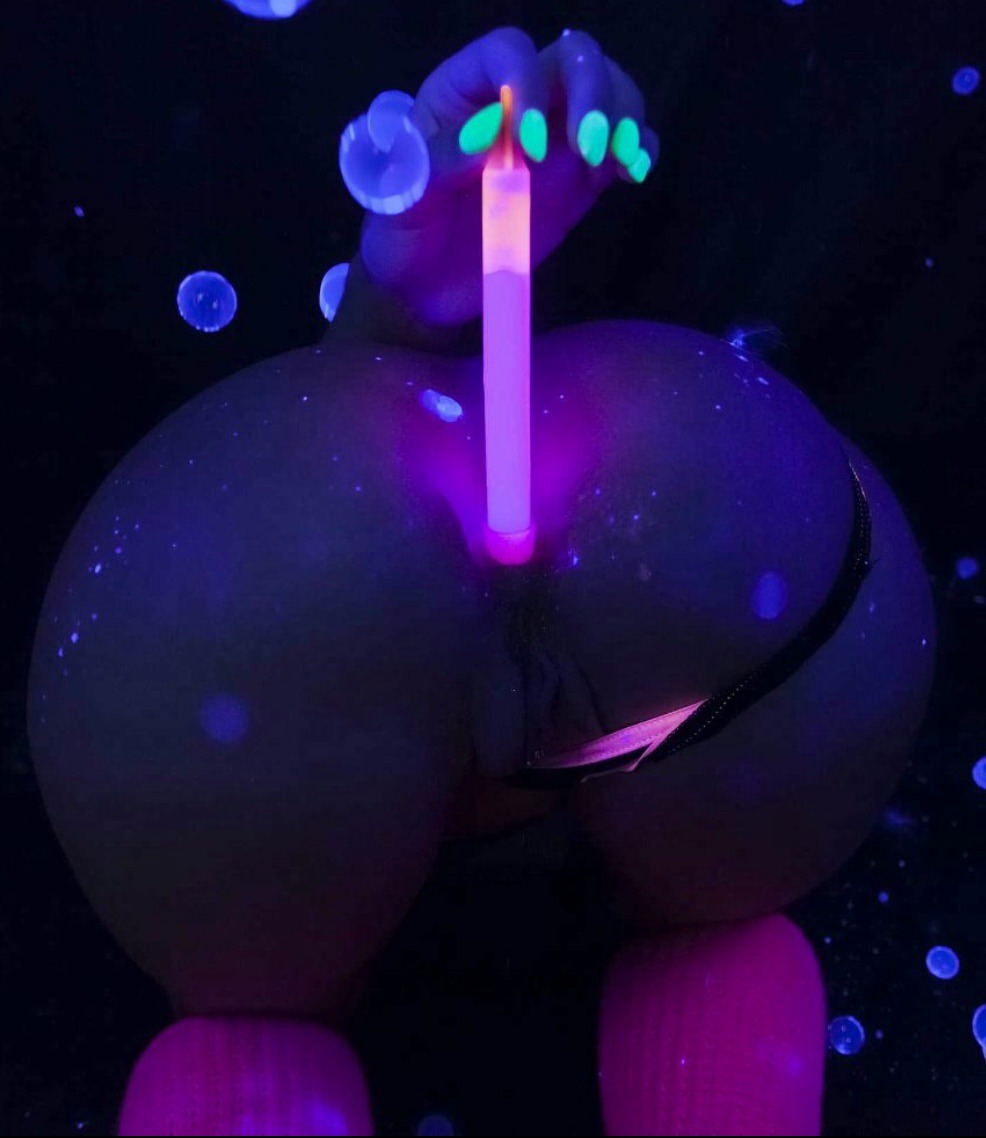 mr-bootyologist:  Some glow in the dark fun with jada.