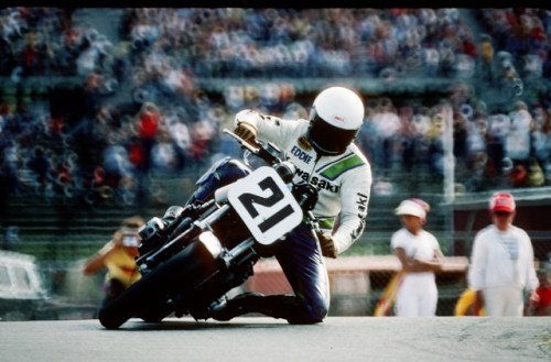 tarsilveira:  Eddie Lawson racing the big Kawasaki KZ1000 MK2, aka Black Beauty, on his way to winni