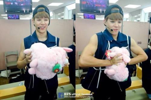 이것들이 내 소중한 진파카를..  These guys, how could you do that to my precious Jin-paca..  Trans cr; Mary @ bts