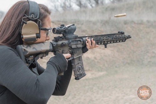 #Repost @defensemk ・・・ Beautiful @FALKOR.Defense rifle getting some action at the range with an @ETS