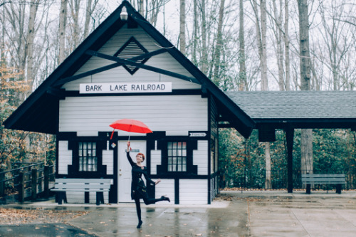 theclotheshorse looks adorable frolicking in the rain with a ModCloth umbrella.