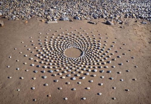 awesome-picz: Artist  Jon Foreman Arranges Stones In Stunning Patterns On The Beach, Finds It Very 